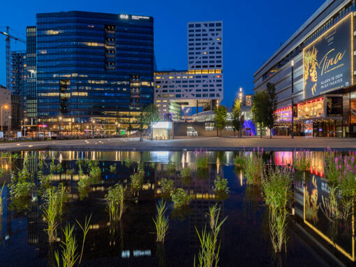 Jaarbeursplein, stationsgebied Utrecht in de avond