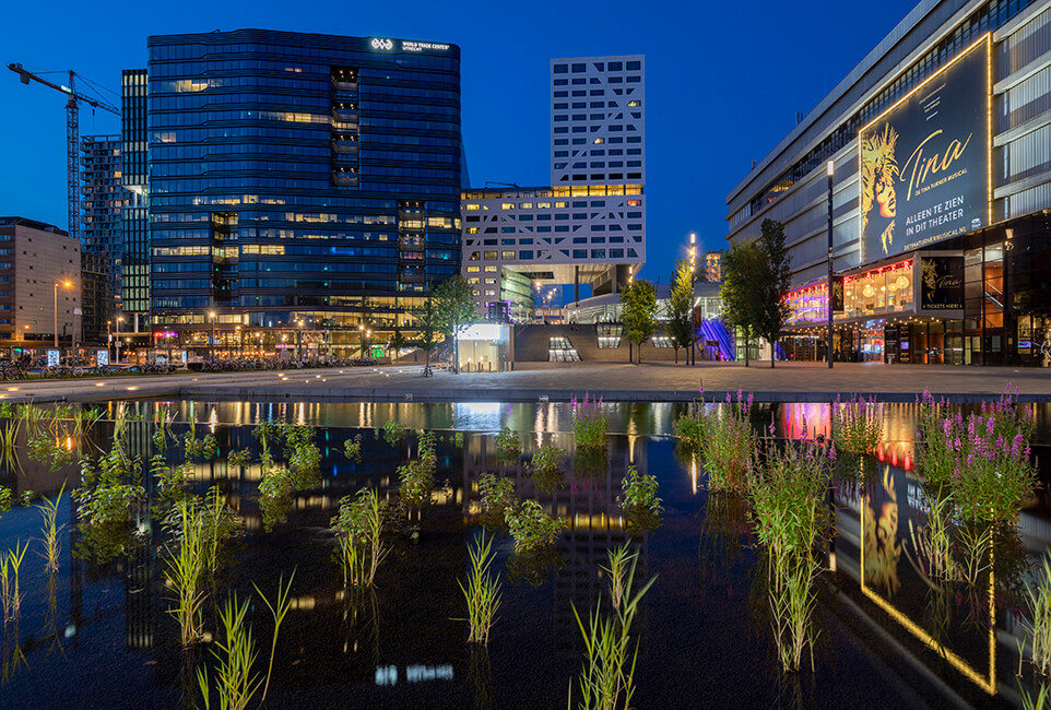 Jaarbeursplein, stationsgebied Utrecht in de avond