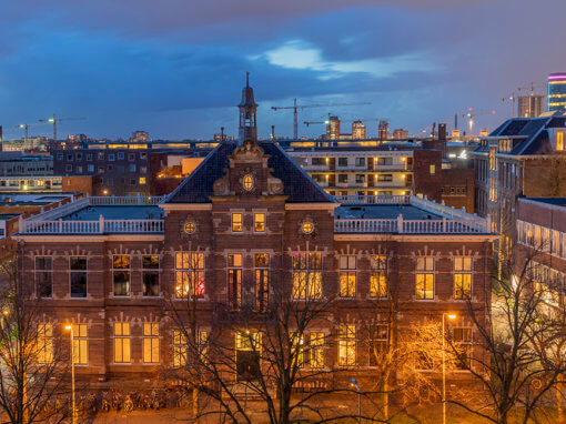 Voormalige Grafische School, Utrecht tijdens het blauwe uur