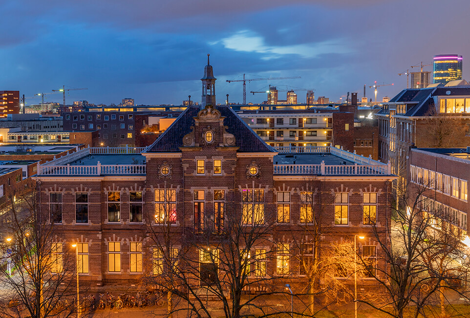 Voormalige Grafische School, Utrecht tijdens het blauwe uur