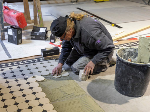 Vakwerk aanleggen tegelvloer Slachtstraat Filmtheater, i.o.v. het Utrechts Monumentenfonds.