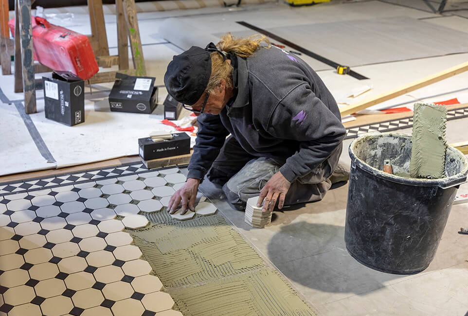 Vakwerk aanleggen tegelvloer Slachtstraat Filmtheater, i.o.v. het Utrechts Monumentenfonds.