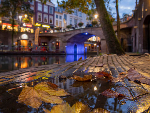 Utrecht, Oudegracht met Bezembrug in de (herfst)avond.