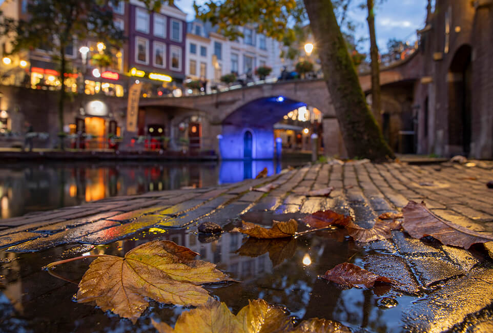 Utrecht, Oudegracht met Bezembrug in de (herfst)avond.