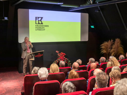 Fotografie opening Kruideniersmuseum Utrecht / openingslezing door historicus Herman Pleij, i.o.v. Kruideniersmuseum Utrecht & Utrechts Monumentenfonds