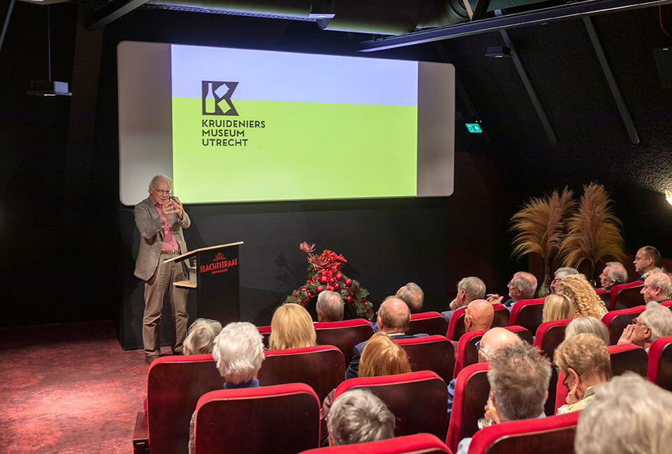 Fotografie opening Kruideniersmuseum Utrecht / openingslezing door historicus Herman Pleij, i.o.v. Kruideniersmuseum Utrecht & Utrechts Monumentenfonds