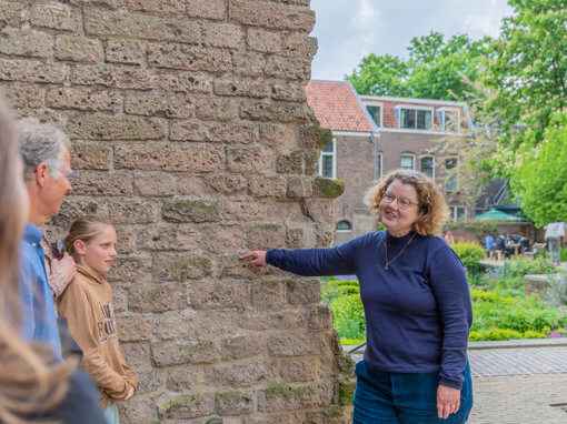 Portretfotografie voor jubileum magazine t.g.v. 100-jarig bestaan Vereniging Oud Utrecht i.o.v. Vereniging Oud Utrecht. Locatie: Pandhof Sinte Marie