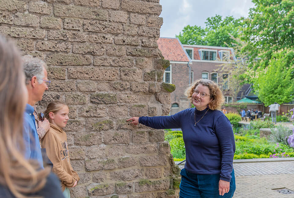 Portretfotografie voor jubileum magazine t.g.v. 100-jarig bestaan Vereniging Oud Utrecht i.o.v. Vereniging Oud Utrecht. Locatie: Pandhof Sinte Marie