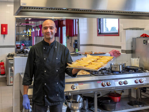 Portret cliënt aan het werk in de keuken i.o.v. Sherpa zorg