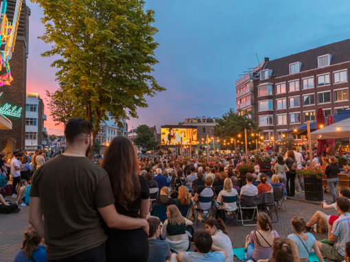 Openlucht filmvoorstelling georganiseerd door Slachtstraat Filmtheater op de Utrechtse Neude