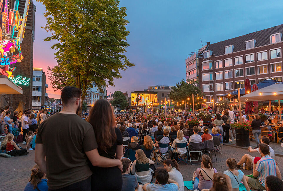 Openlucht filmvoorstelling georganiseerd door Slachtstraat Filmtheater op de Utrechtse Neude