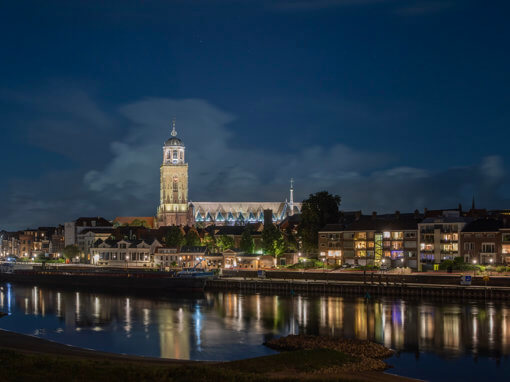 Zicht op Deventer van over de Ijssel met Lebuineskerk