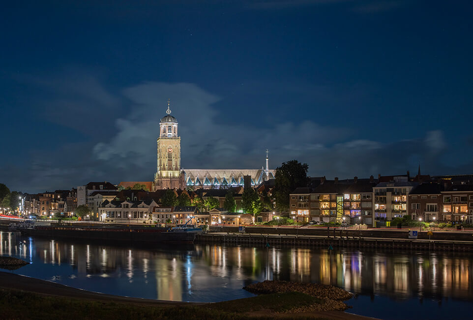 Zicht op Deventer van over de Ijssel met Lebuineskerk