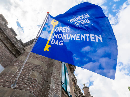 Utrechtse Poort Naarden-Vesting met vlag Open Monumentendag i.o.v. organisatie Open Monumentendag / Nederland Monumentenland