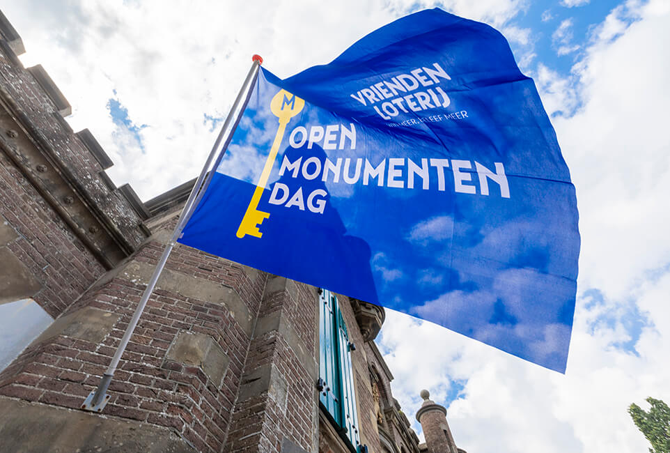 Utrechtse Poort Naarden-Vesting met vlag Open Monumentendag i.o.v. organisatie Open Monumentendag / Nederland Monumentenland
