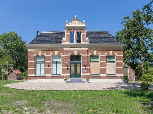 Monumentale boerderij in Sint Johannesga Friesland na restauratiewerkzaamheden door en i.o.v. Schippers Gevelwerken.
