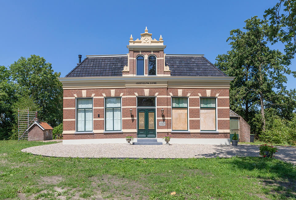 Monumentale boerderij in Sint Johannesga Friesland na restauratiewerkzaamheden door en i.o.v. Schippers Gevelwerken.