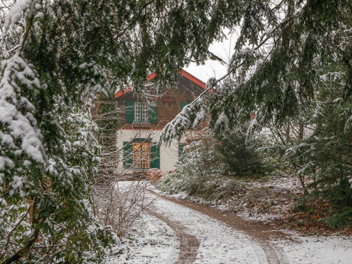 Monumentaal boswachterhuis Zeisterbos in de winter
