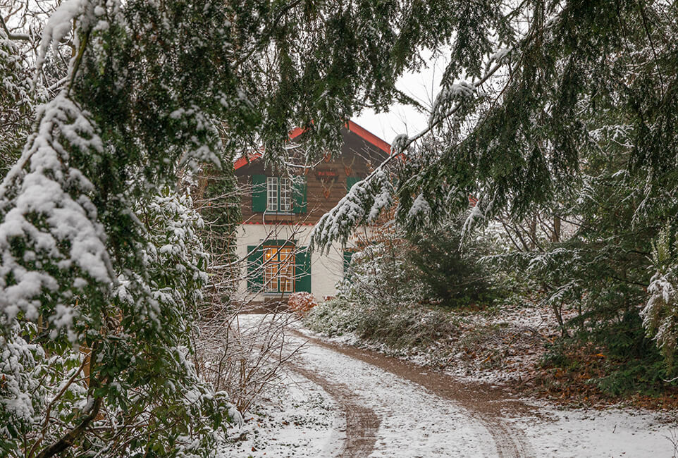 Monumentaal boswachterhuis Zeisterbos in de winter