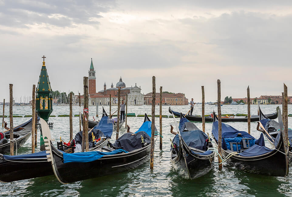 Zicht op de basiliek van San Giorgio Maggiore gezien vanaf de kade bij  Riva degli Schiavoni, Venetië