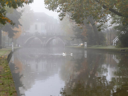 Oudegracht met Vollersbrug in de mist, Utrecht.