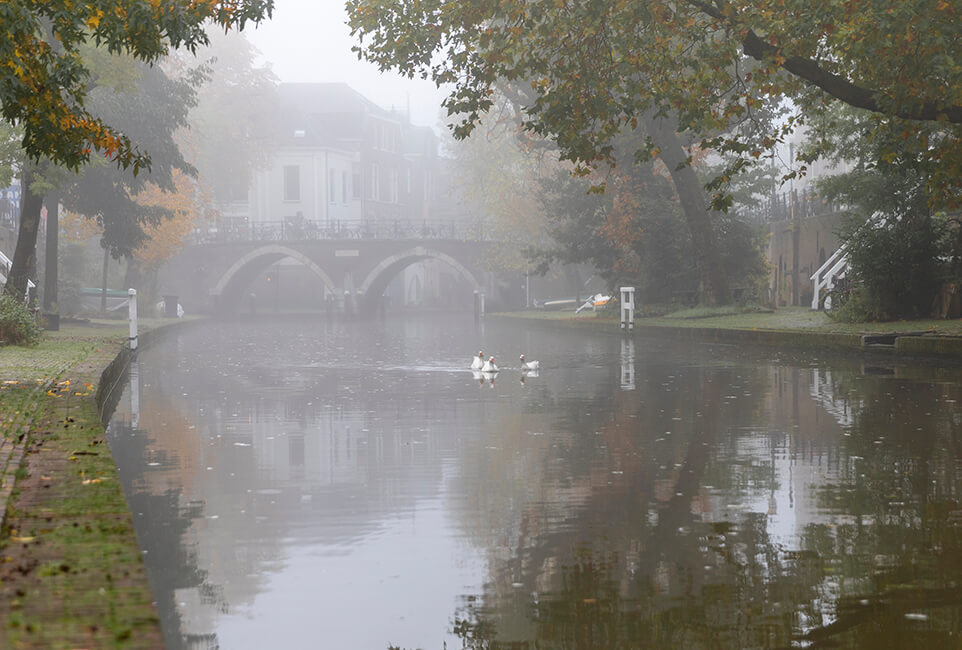 Oudegracht met Vollersbrug in de mist, Utrecht.