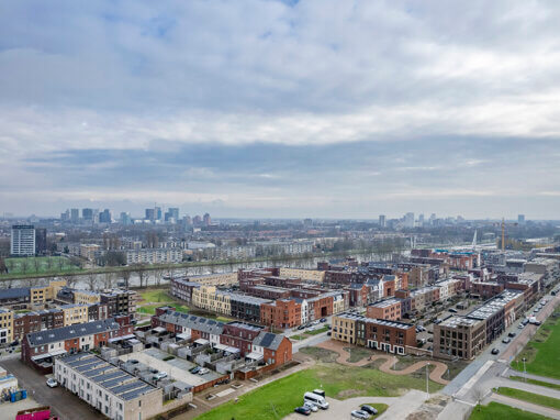 Dronefotografie buurt Leeuwesteyn Leidsche Rijn met zicht op ‘oud’ Utrecht.