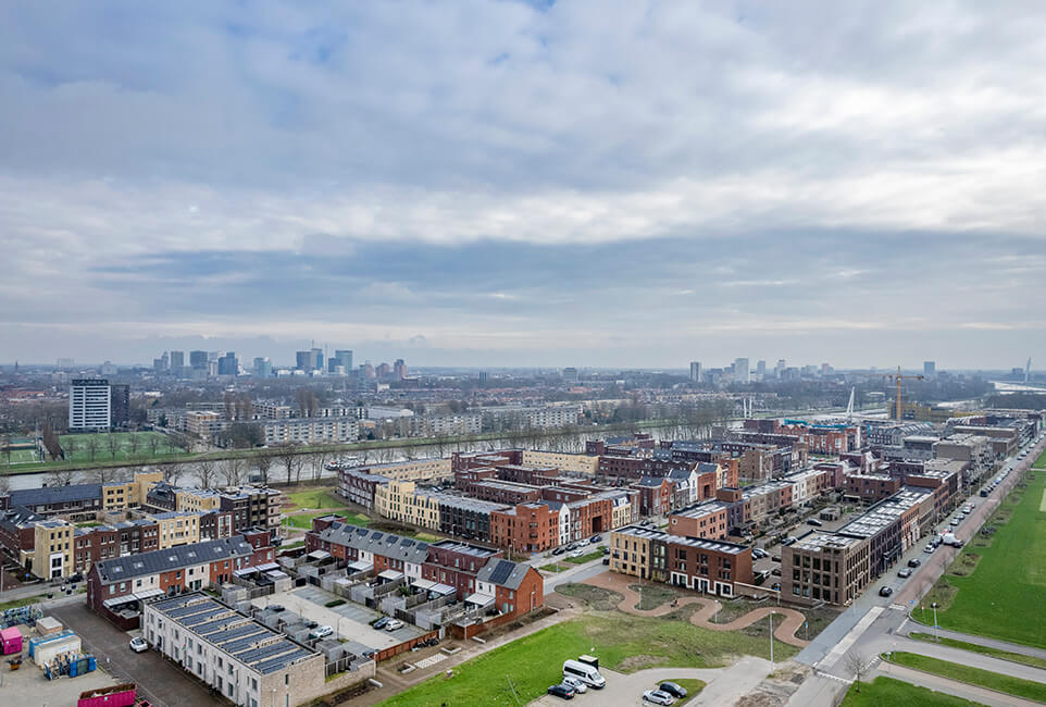 Dronefotografie buurt Leeuwesteyn Leidsche Rijn met zicht op ‘oud’ Utrecht.