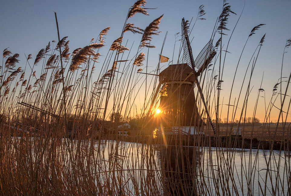 Molen ’t Hoog- en Groenland, Baambrugge in winterse sfeer