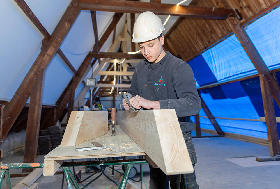 Timmerman aan het werk bij de restauratie van de Muntfabriek i.o.v. Jurriëns.