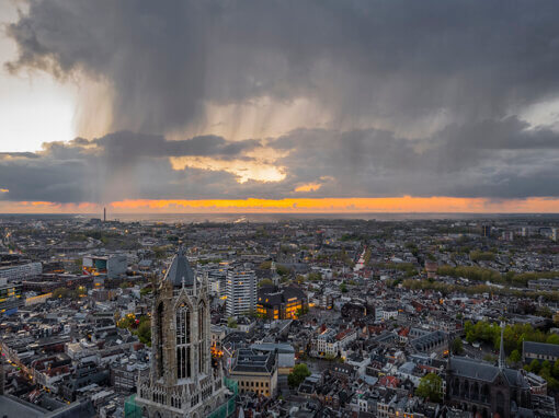 Domtoren met hagelbui op de achtergrond