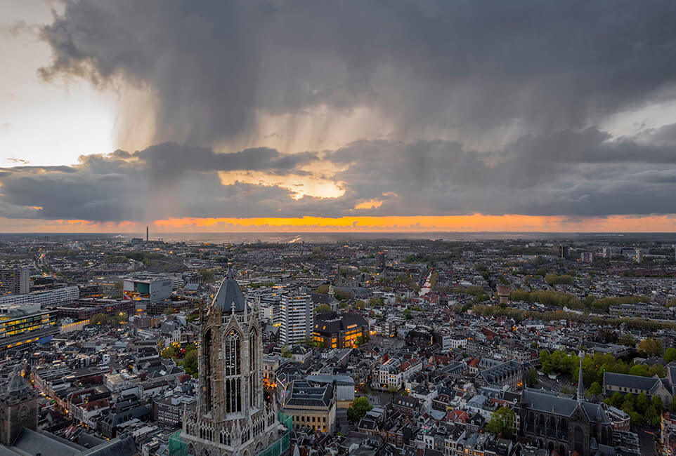 Domtoren met hagelbui op de achtergrond