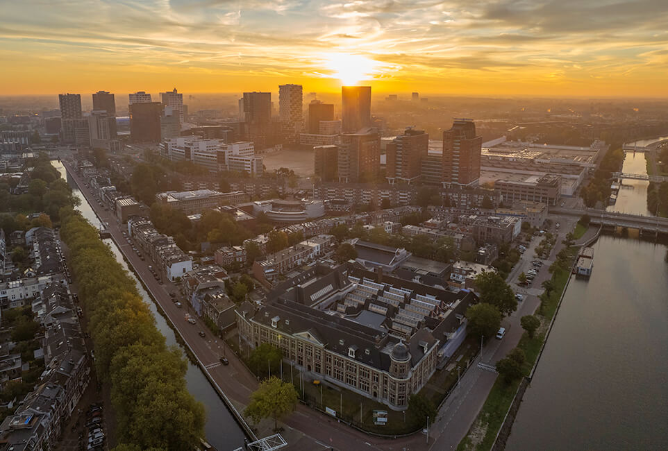 Muntgebouw en omgeving i.o.v. Jurriëns