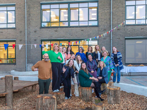 Groepsportret personeel Van Asch van Wijckschool Utrecht  tijdens de feestelijke heropening van het pas gerenoveerde schoolgebouw i.o.v. Van Asch van Wijckschool