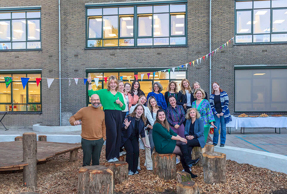 Groepsportret personeel Van Asch van Wijckschool Utrecht  tijdens de feestelijke heropening van het pas gerenoveerde schoolgebouw i.o.v. Van Asch van Wijckschool