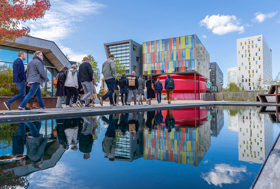 Hoofddorp: fotografie excursie architectuur en omgevingskwaliteit voorafgaand aan uitreiking Arie Kepplerprijs 2024 i.o.v. MOOI Noord-Holland Adviesuers in Omgevingskwaliteit.