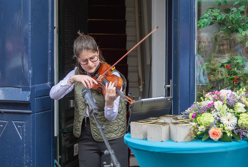 Fotografie leggen Stolpersteine Twijnstraat i.o.v. Robin van Essen / Stolpersteine in en om de Twijnstraat