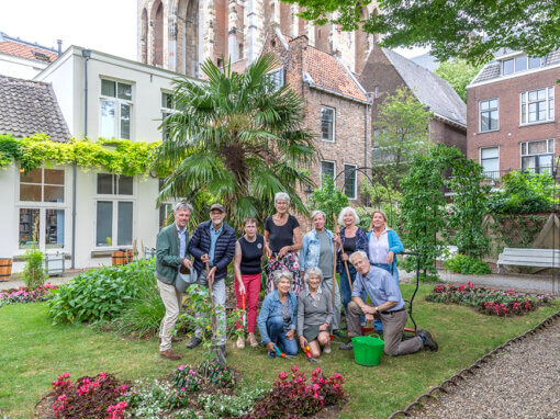 Groepsportret Flora’s Hof t.b.v. boek ‘Utrechtse tuinen, speelhuisjes en lusthoven’ van en i.o.v. Michiel Plomp (schrijver en samensteller van het boek).