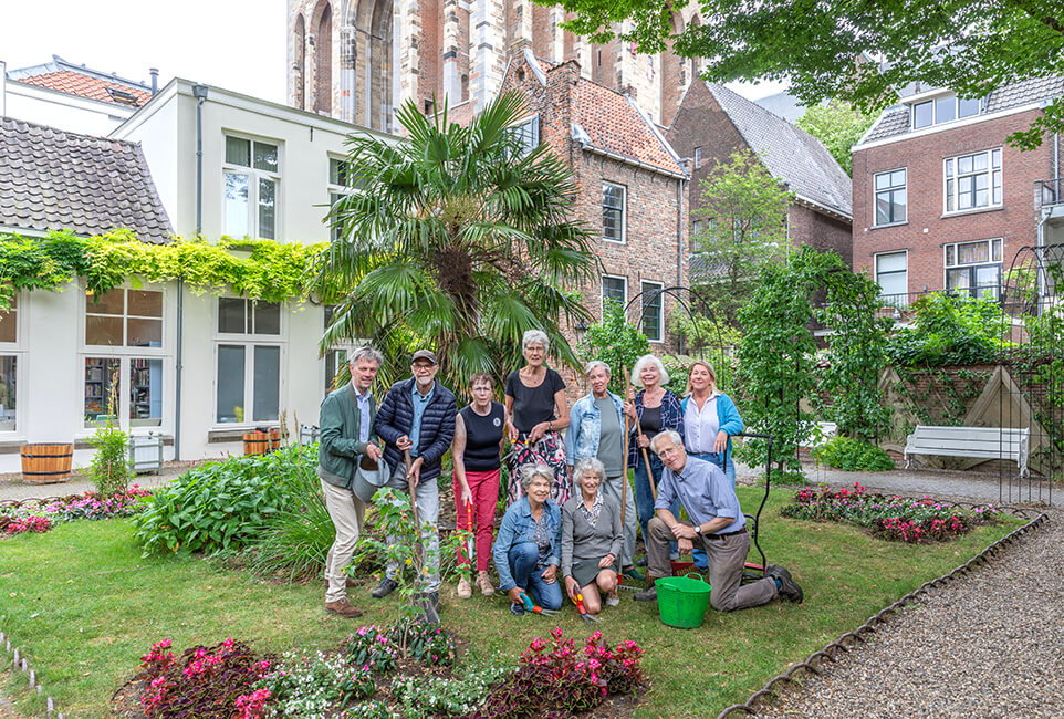 Groepsportret Flora’s Hof t.b.v. boek ‘Utrechtse tuinen, speelhuisjes en lusthoven’ van en i.o.v. Michiel Plomp (schrijver en samensteller van het boek).