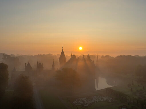 Zonsopkomst in de mist bij Kasteel de Haar, Haarzuilens