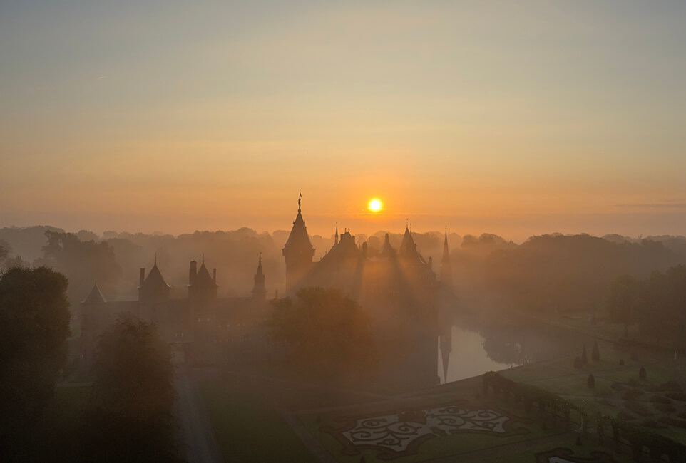 Zonsopkomst in de mist bij Kasteel de Haar, Haarzuilens