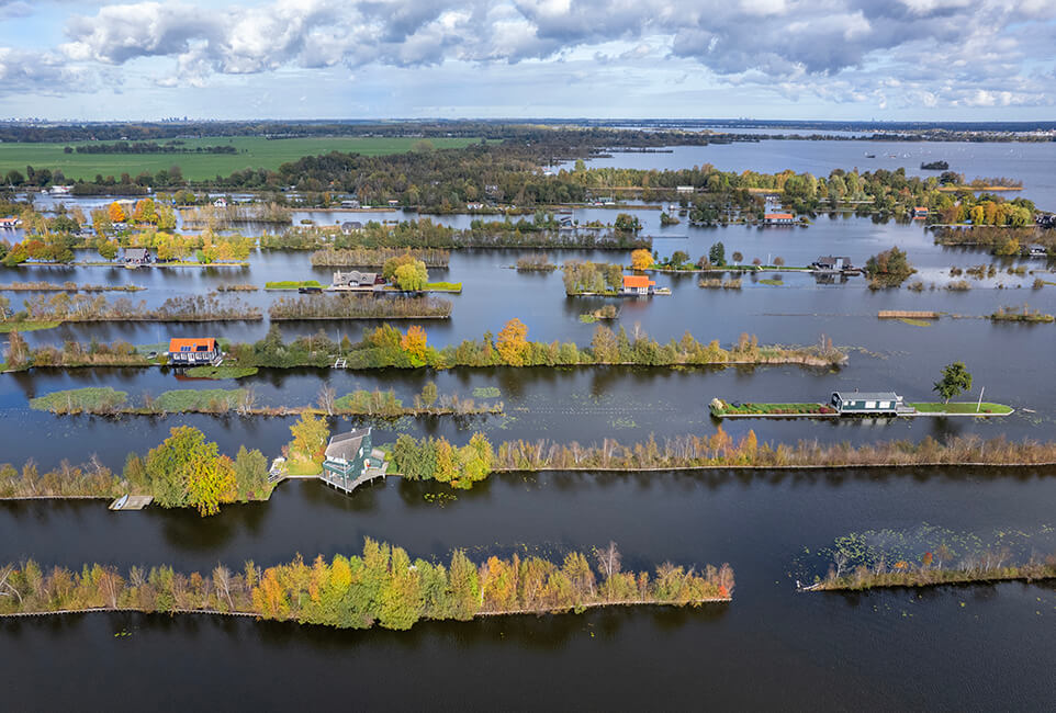 Kievitsbuurt, Breukelen. Petgaten en eilanden met vakantiehuis De Braamakkers van architect Gerrit Rietveld.